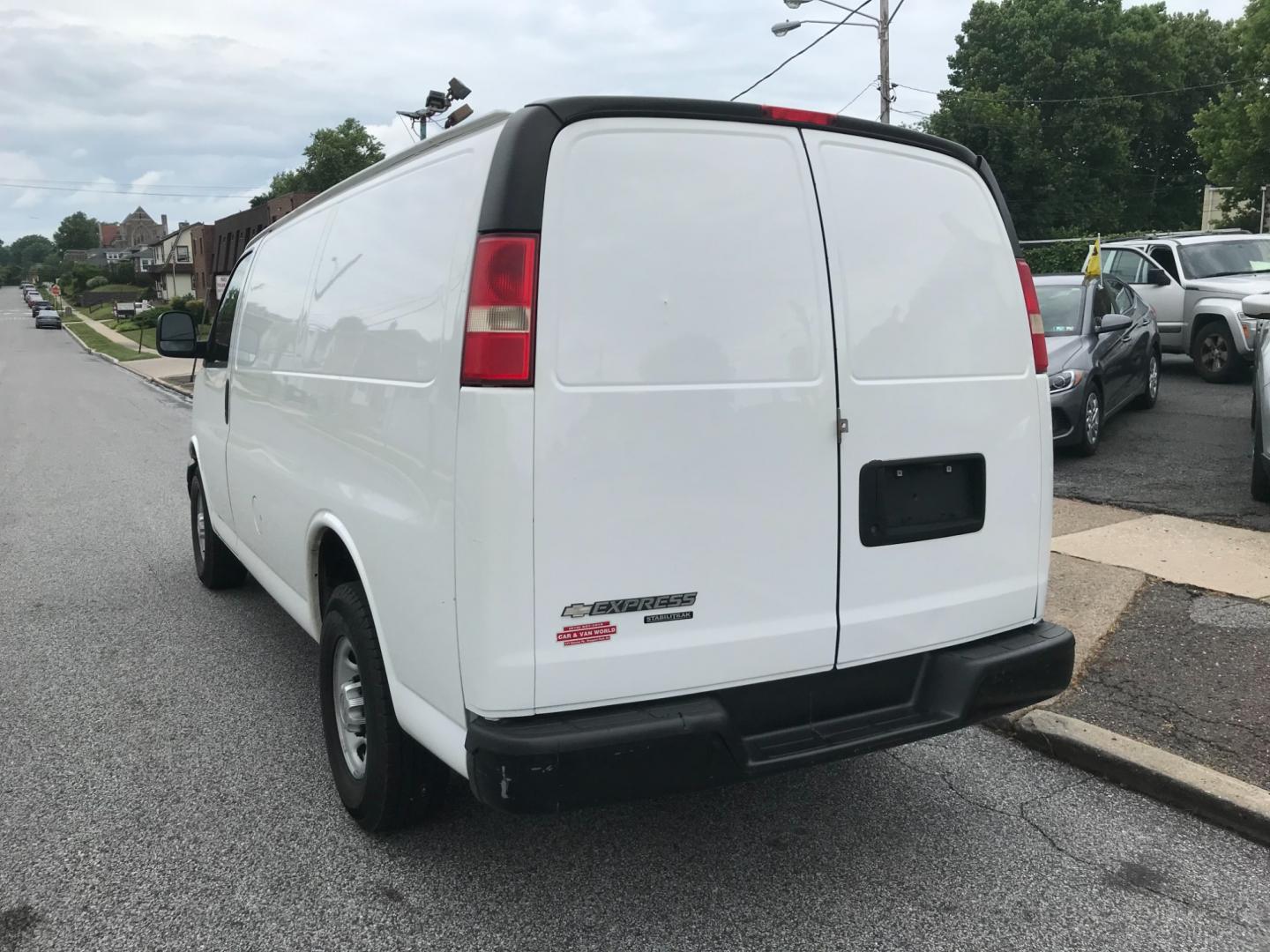 2012 White /Gray Chevrolet Express 2500 (1GCWGFCA3C1) with an 4.8 V8 engine, Automatic transmission, located at 577 Chester Pike, Prospect Park, PA, 19076, (610) 237-1015, 39.886154, -75.302338 - Photo#5